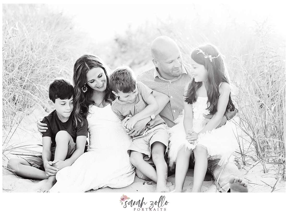 watch hill Rhode Island beach family photoshoot candid parents black and white photo