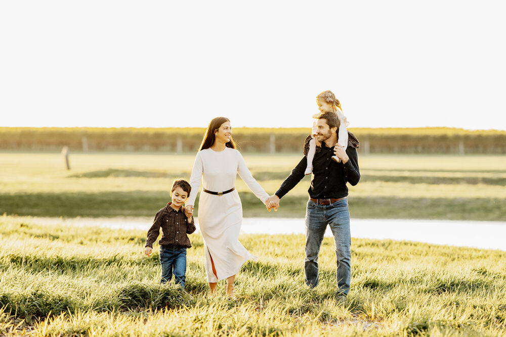 newport-ri-family-photographer-field-family-walking