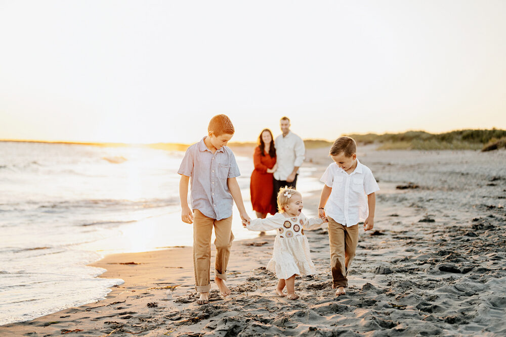 rhode-island-family-photographer-siblings-walking-beach