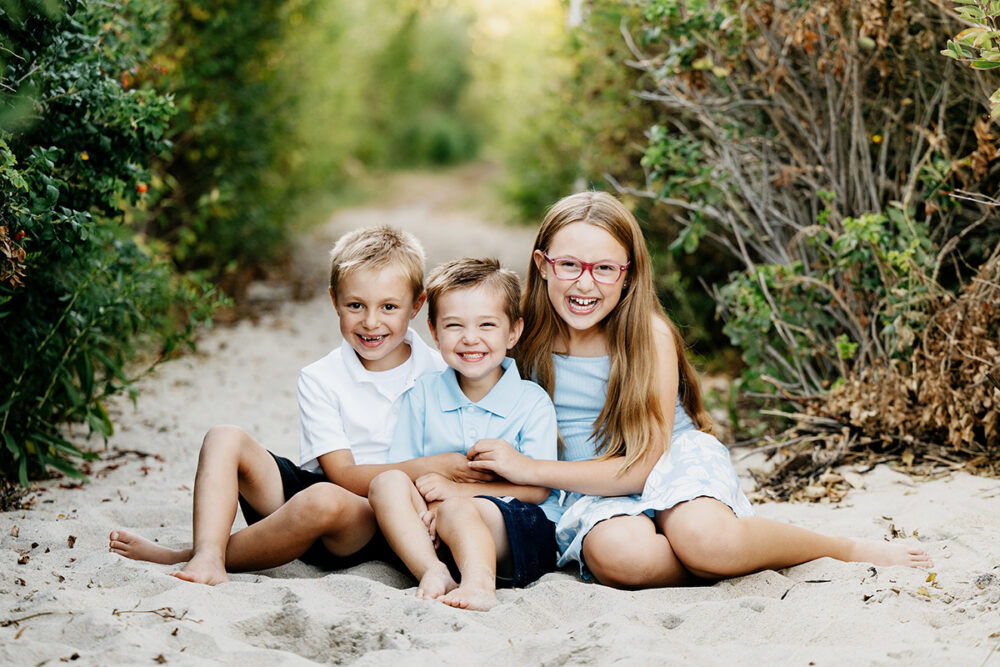 south-county-ri-family-photographer-siblings-beach-path