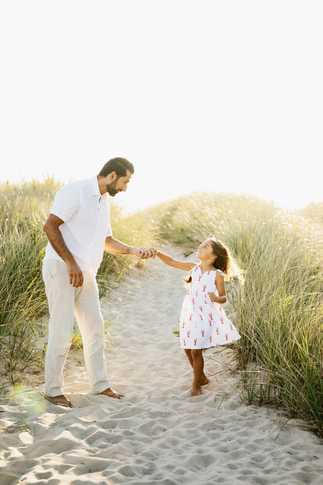 watch-hill-ri-family-photographer-father-daughter-beach-path