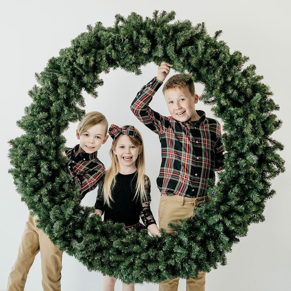 holiday family photo shoot with christmas wreath in Rhode Island 2022 - sarah zollo portraits