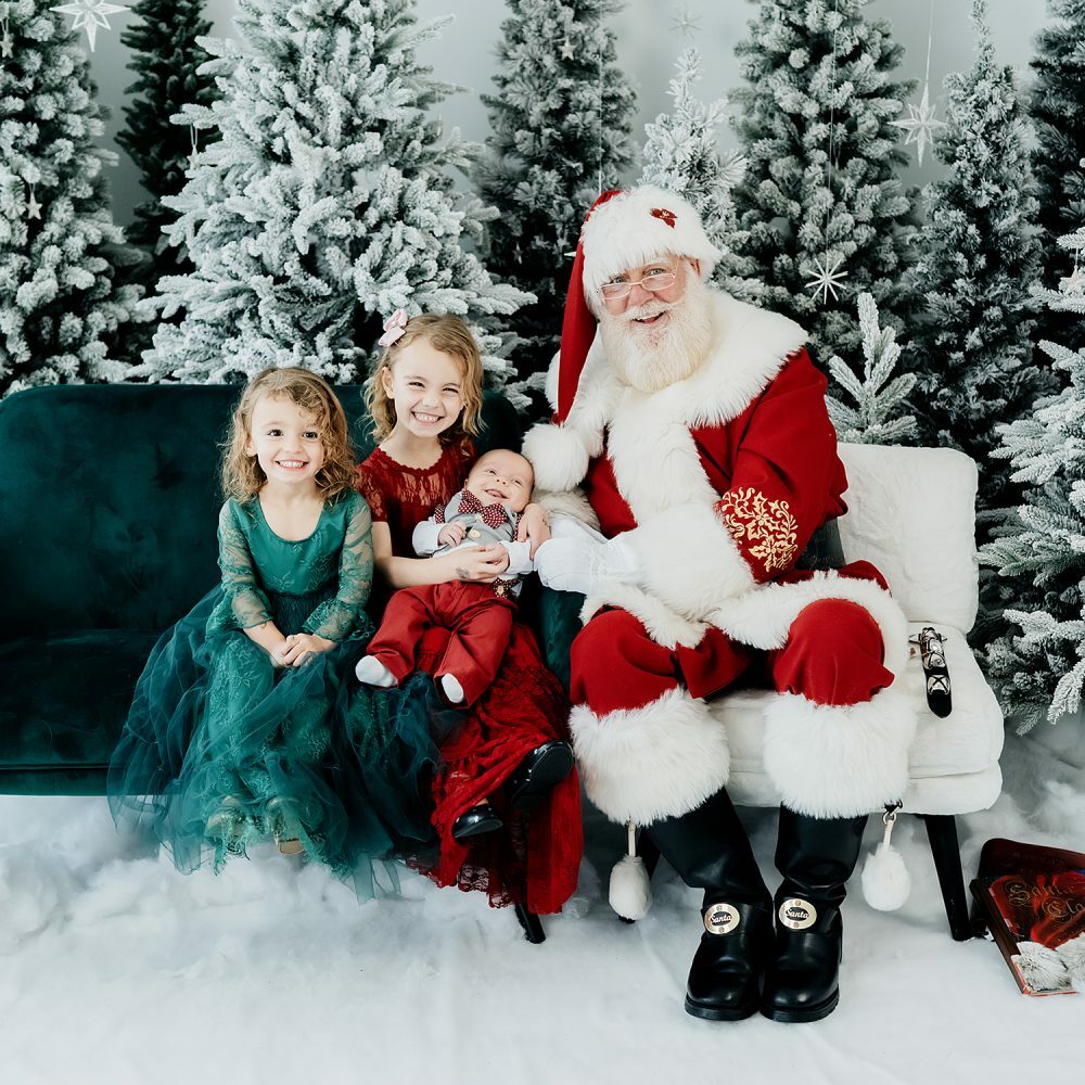 christmas family photo shoot with santa clause in Rhode Island 2022 - sarah zollo portraits